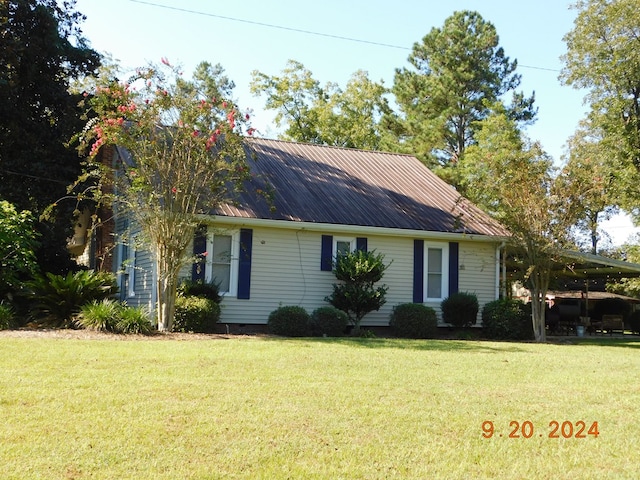 view of front of home featuring a front lawn