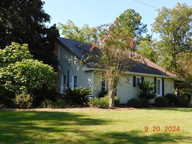 view of front of home featuring a front lawn