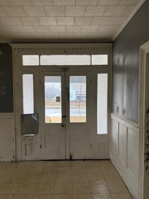 entryway featuring crown molding