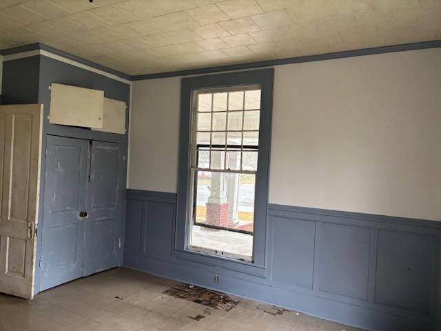 unfurnished room with ornamental molding