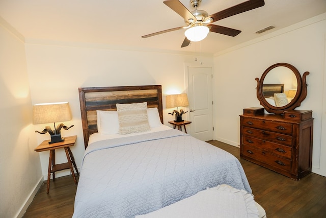 bedroom featuring dark wood-style floors, visible vents, ceiling fan, and baseboards