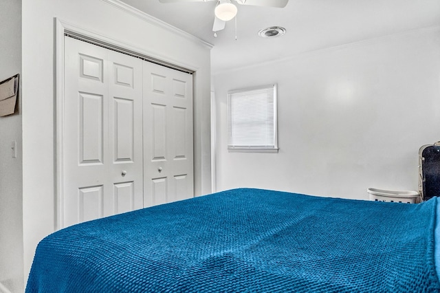 bedroom featuring crown molding, a closet, and ceiling fan