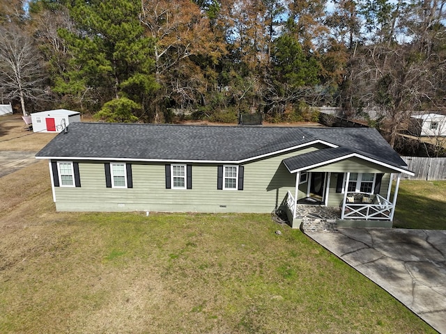 view of front of house featuring a porch and a front lawn