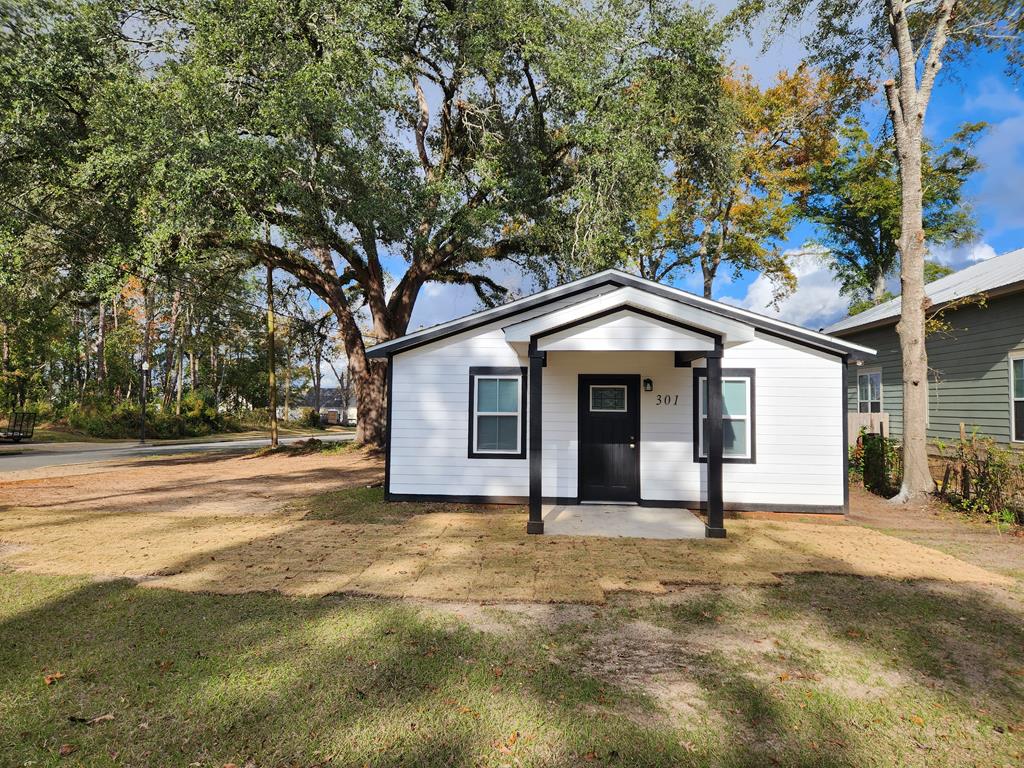 view of front of house with a front lawn