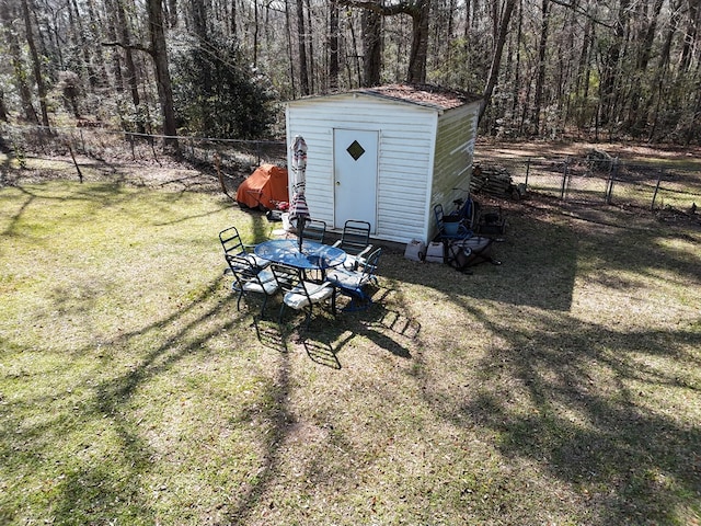 view of yard featuring a fenced backyard, an outdoor structure, and a storage unit