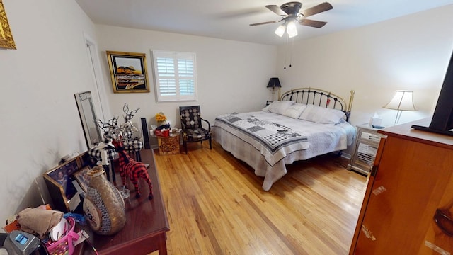 bedroom featuring light wood-style flooring and a ceiling fan