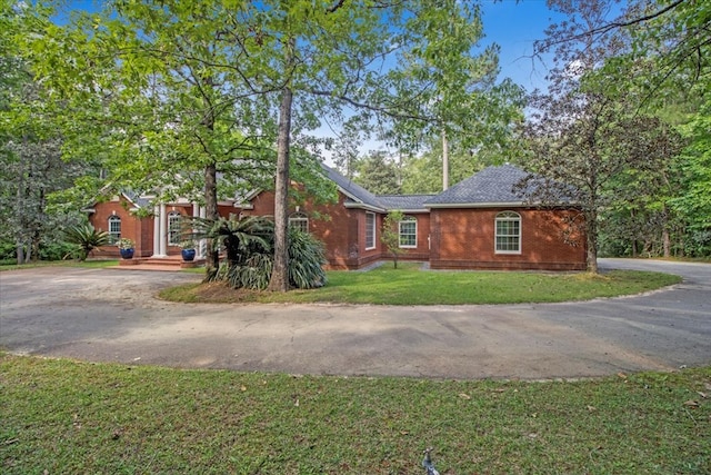 single story home featuring a front lawn