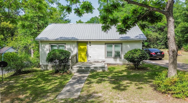 460 SW 2nd St, Cairo, GA 39828 - bungalow-style home featuring metal roof and a front lawn
