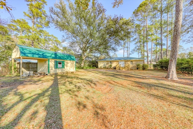 view of yard featuring an outdoor structure