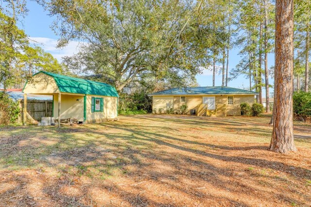 view of yard with an outbuilding