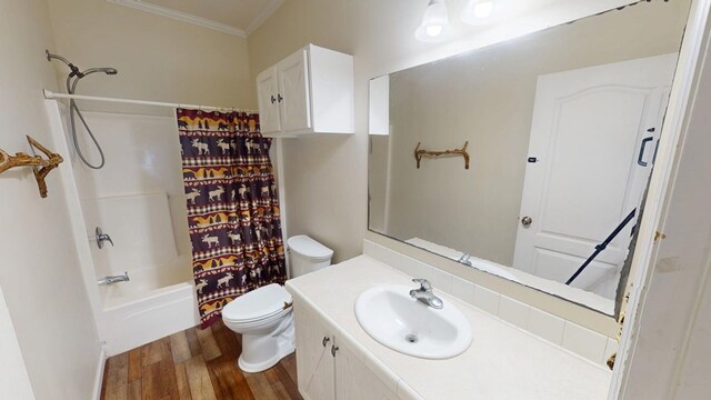 full bathroom featuring shower / tub combo with curtain, hardwood / wood-style floors, vanity, ornamental molding, and toilet