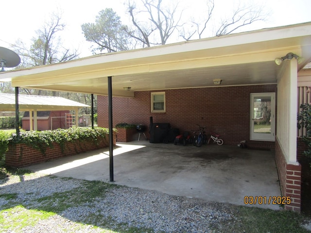 view of parking / parking lot featuring gravel driveway and a carport