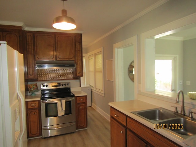 kitchen featuring crown molding, stainless steel electric stove, light countertops, a sink, and white fridge with ice dispenser