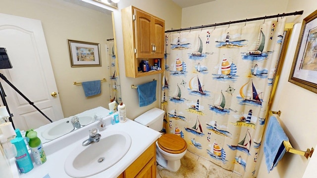 full bath featuring vanity, a shower with curtain, and toilet