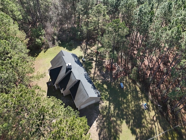 bird's eye view featuring a wooded view