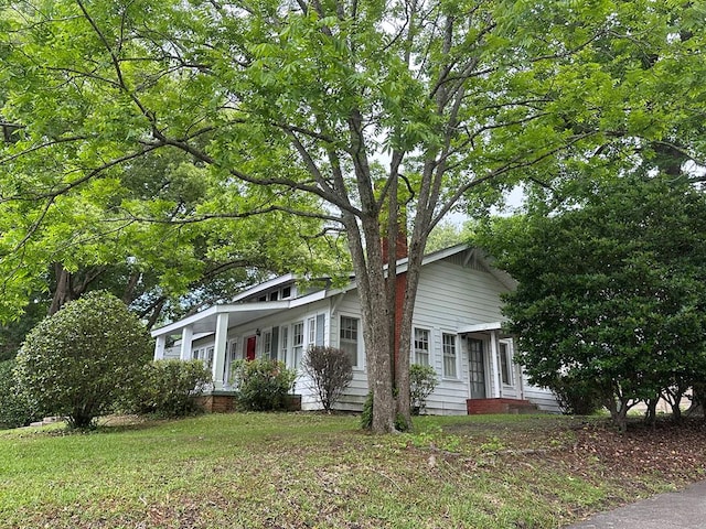 view of front facade with a front yard