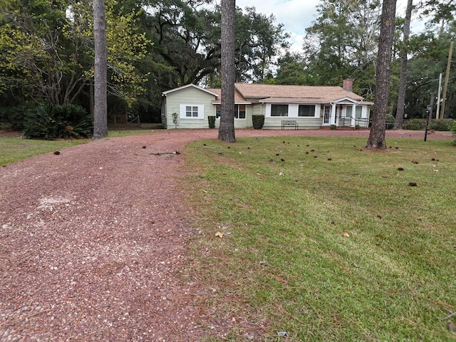 single story home featuring a front lawn