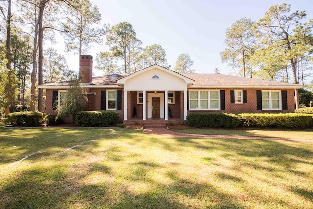 ranch-style house featuring a front yard