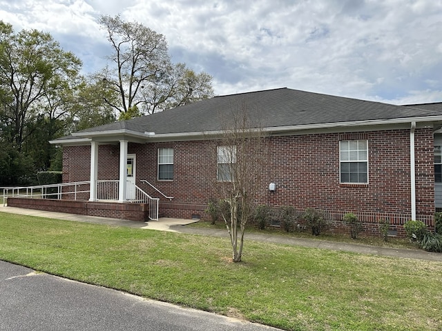 view of front of house featuring a front lawn