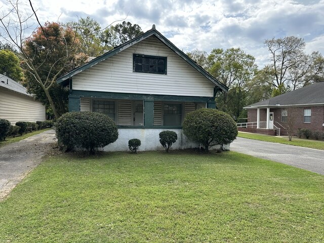 view of front of home featuring a front lawn