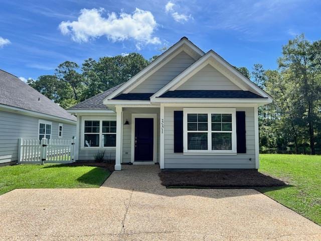 view of front of house with a front lawn