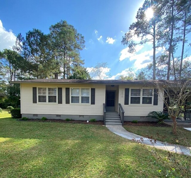 ranch-style house featuring a front yard