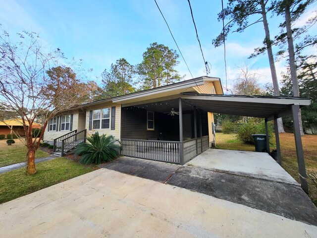 view of front facade featuring a carport and a front yard