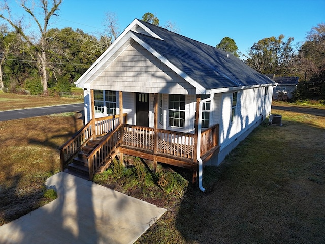 40 Beacon St, Camilla, GA 31730 - view of front of home with a porch, a front yard, central AC, and roof with shingles