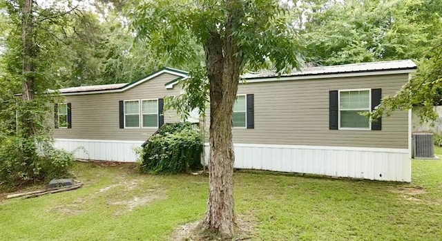 3024 Willow St, Ochlocknee, GA 31773 - view of side of property with a central air condition unit and a lawn