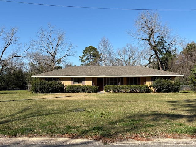 view of front of property featuring a front lawn