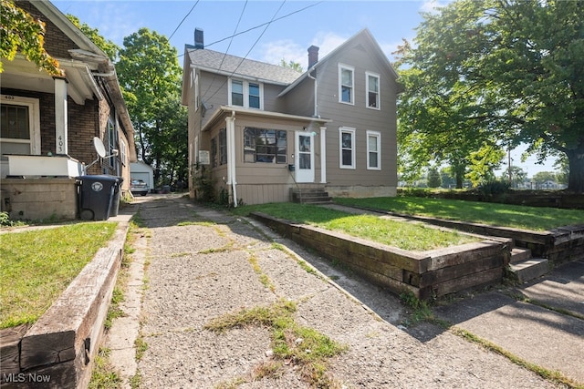 view of front of house featuring a front lawn