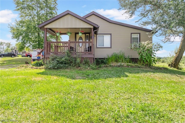 view of front of property featuring a porch and a front yard