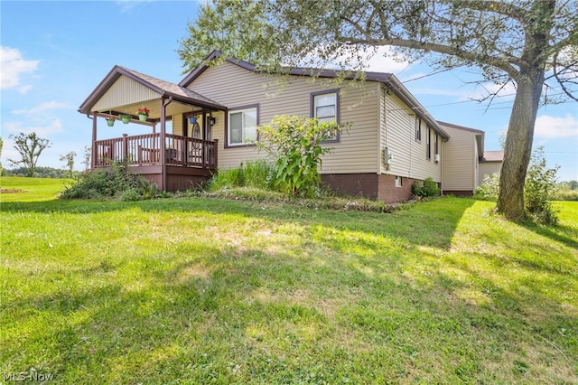 view of front of property featuring a front yard