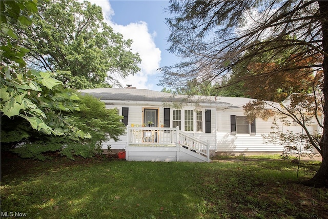 back of house featuring a yard