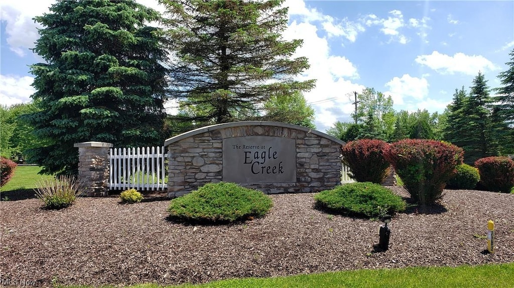 8282 Eagle Creek Dr, Garrettsville, OH 44231 - photo 1