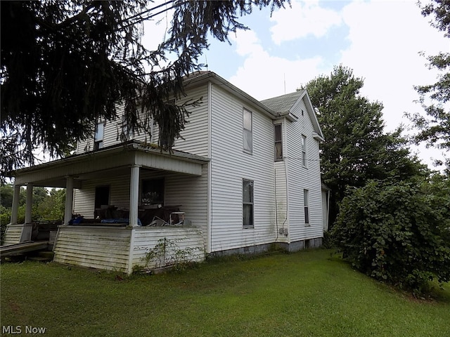 view of side of property featuring a yard