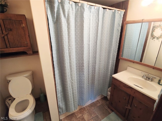 bathroom with a shower with curtain, vanity, and toilet