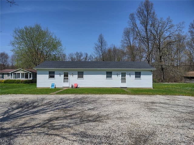 single story home with a front lawn