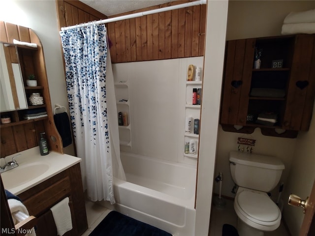 full bathroom featuring shower / tub combo with curtain, vanity, and toilet