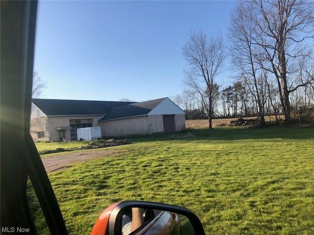 view of yard with an outbuilding