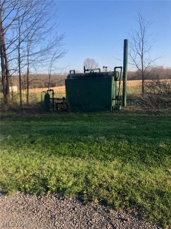 view of yard featuring a rural view