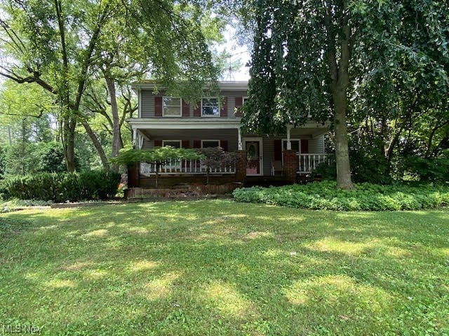 view of front of property featuring a porch and a front yard