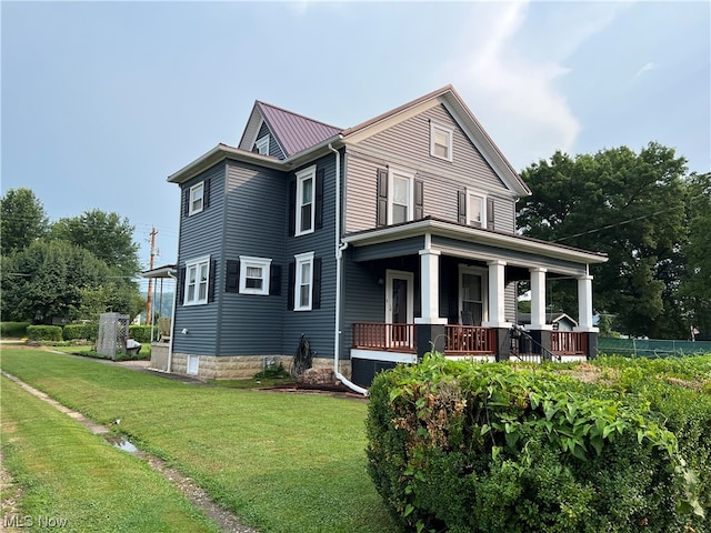 view of front facade featuring a front lawn and covered porch