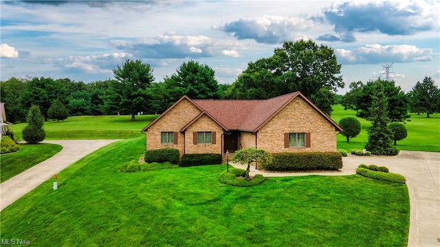 view of front of home featuring a front yard