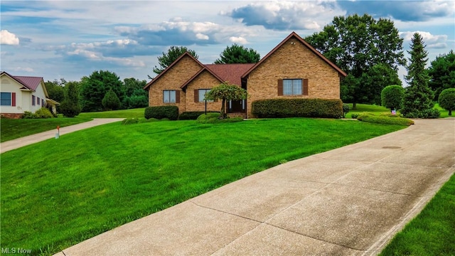 view of front of house featuring a front lawn