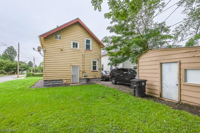 back of house featuring a lawn