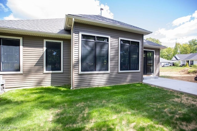 view of side of property featuring a lawn