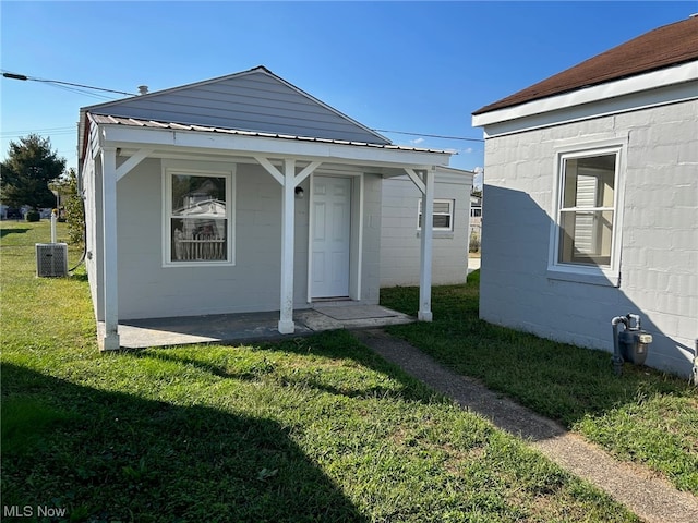 view of front facade featuring a front yard