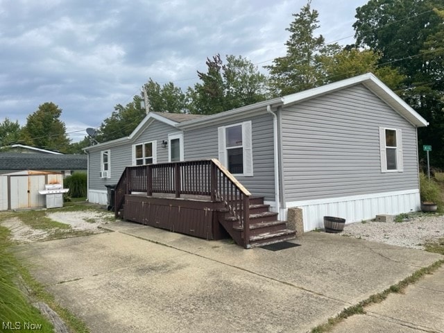 manufactured / mobile home featuring a deck