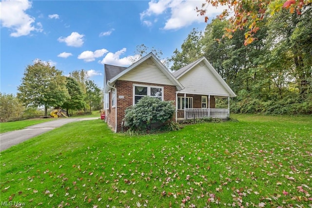 view of front of home featuring a front lawn and covered porch